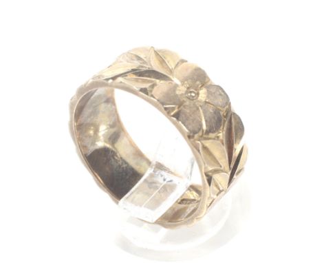 A vintage 9ct gold broad wedding band. Diamond-cut with flower-heads, hallmarks for London 1970, 7.8mm wide, leading-edge siz