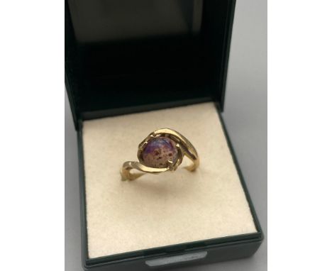 Antique 14ct gold ladies ring set with a raw opal stone setting. [Ring size M] [3 Grams] 