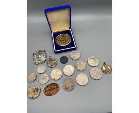 A Lot of vintage crowns, coins and medals which includes A Royal Army Temperance Association medal, 1860 One Penny, 1982 'TT'