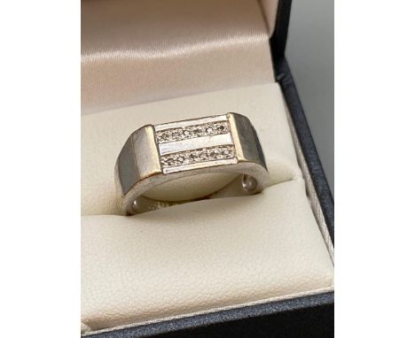 A Gents 9ct white gold and diamond ring. Ring size R. Weighs 5.89grams. 