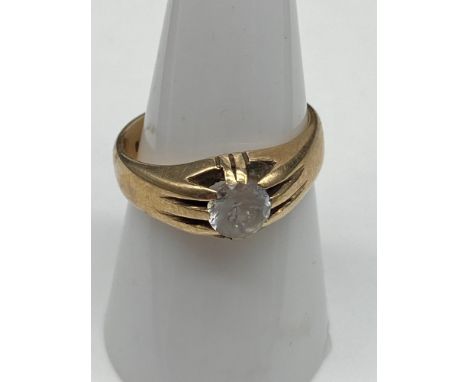 A Gents London 9ct gold ring set with a single quartz clear stone, [Weighs 5.34 grams] [ Ring size Q] 