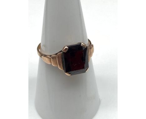 An Antique 9ct gold ring set with a cushion cut red garnet stone. [Stone 10x8mm] [ Weighs 2.13 grams] 