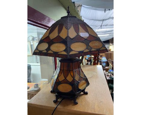 A Vintage beautifully designed Tiffany style Marrakesh table lamp. In a working condition. 