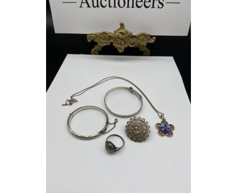 A Lot of 5 silver jewellery items to include Birmingham silver baby bangle, silver baby bangle, Art Deco 925 Fine silver and 