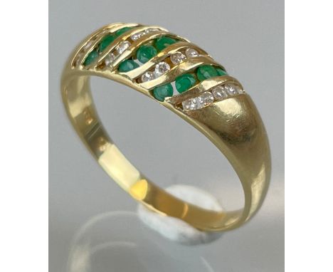 Damenring 585 Gelbgold mit kleinen Brillanten und Smaragden.Circa 2,92 Gramm. Ring besetzt mit 20 Brillanten und 12 Smaragden