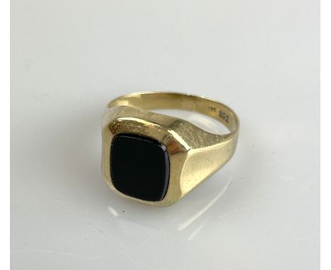 Damenring 333 Gelbgold. Besetzt mit einer Onyx-Platte.Circa 3,58 Gramm. Onyx ca. 10 mm x 8 mm x 2 mm. Gestempelt. Ringgröße: 