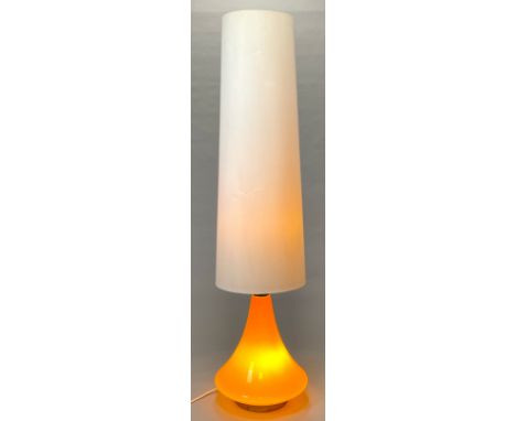 Orangefarbene Designer - Stehlampe (1970er Jahre).Höhe mit Schirm circa 144 cm. Hersteller unbekannt. Konusförmiger Korpus au