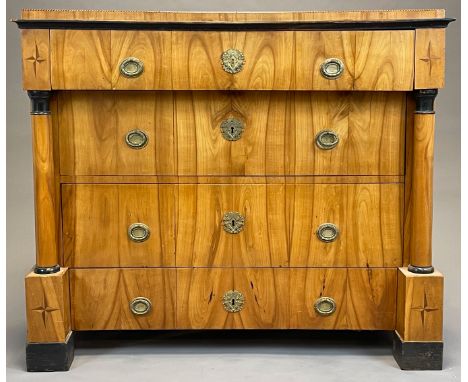Biedermeier - Kommode. Süddeutsch / Österreich. Um 1820.Circa 88 cm x 104 cm x 58 cm. Möbel. Kirschbaum auf Weichholzkorpus f