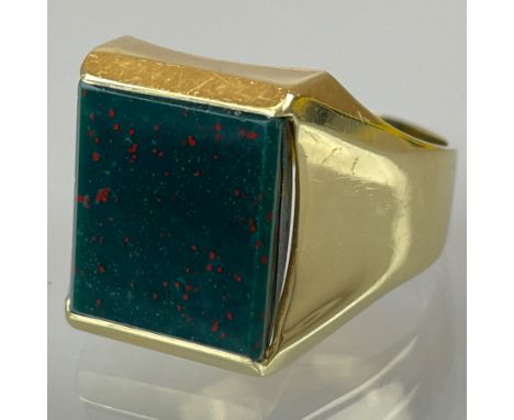 Herrenring 585 Gelbgold mit einer Heliotrop-Platte.Gewicht circa 8,67 Gramm. Heliotrop ca. 14 mm x 13 mm x 3 mm. Gestempelt. 