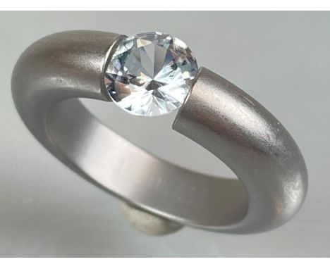 Spannring aus Edelstahl von "Niessing" mit einem Zirkon.Massiver Ring. Bläuliche Synthese im Brillantschliff von circa 2 ct. 