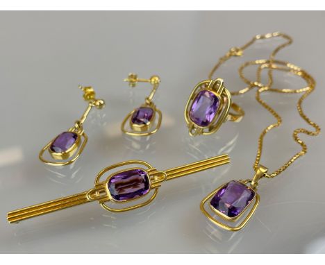 Schmuckset 585 Gelbgold mit Amethysten.Gewicht circa 23,56 Gramm. Bestehend aus: 1x Kette mit Anhänger, 1x Brosche (Länge ca.