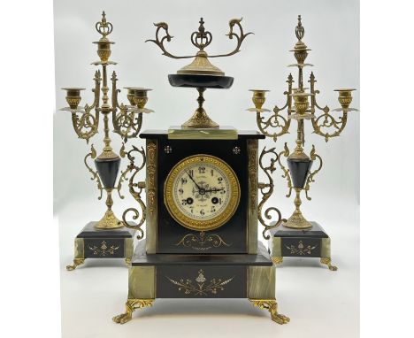Kaminuhr mit 2 Beistellern als 5-flammige Kerzenleuchter. 19. Jhd., Frankreich,Leuchter bis 49 cm hoch. Die Uhr bis 45 cm hoc