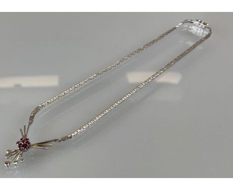 Collier 585 Weißgold mit 7 kleinen Rubinen.Gewicht circa 12,81 Gramm. Mittelteil ca. 30 mm x 25 mm. Kette im geschlossenen Zu