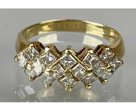 Damenring 585 Gelbgold. Besetzt mit 16 Brillanten.Gewicht circa 4,38 Gramm. 16 Diamanten im Princess-Schliff von zusammen ca.