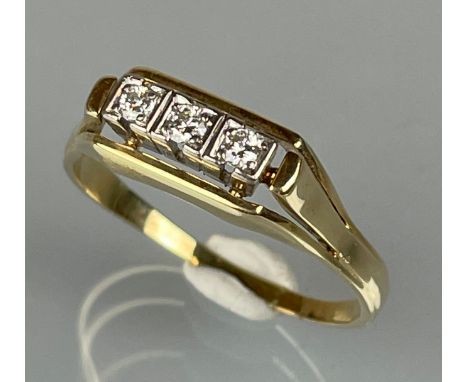 Damenring 585 Gelbgold / Weißgold mit Brillantbesatz.Circa 4,09 Gramm. Besetzt mit 3 Brillanten von zusammen ca. 0.15 ct/vs2-