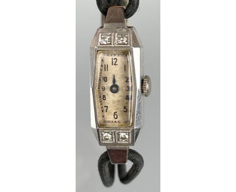 Damenarmbanduhr Art déco, 1920er Jahre, 750 Weißgold.Zifferblatt ca. 15 mm x 8 mm. Handaufzug. Lünette mit 4 kleinen Brillant