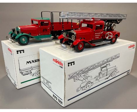 2 Modellautos von Märklin mit Uhrwerkantrieb.1x 1991 Feuerwehrauto und 1x 1992 Lieferwagen. Schlüssel anbei. Jeweils im Origi