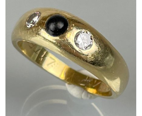 Damenring 585 Gelbgold. Besetzt mit 2 Brillanten und einem Onyx-Cabochon.Gewicht circa 8,17 Gramm. 2 Brillanten von zusammen 