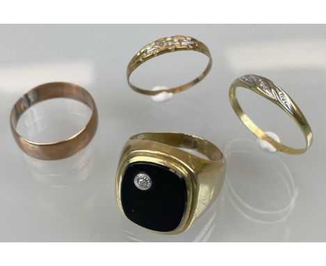 Konvolut von 4 Ringen 333 Gelbgold / Roségold.Gesamtgewicht circa 9,76 Gramm. Bestehend aus: 1x Herrenring mit Onyx-Platte un