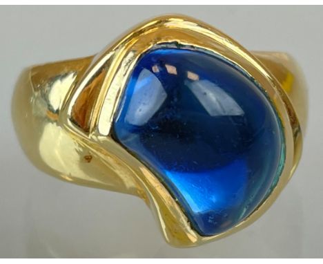 Massiver Damenring 585 Gelbgold mit einem blauen Mondstein.Circa 11,29 Gramm. Stein ca. 13 mm x 9 mm x 6 mm. Gestempelt. Ring