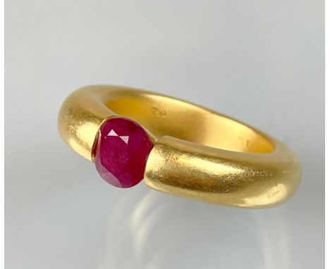 Großer Herrenring 750 Gelbgold. Besetzt mit einem Rubin.Circa 14,79 Gramm Brutto. Rubin circa 8 mm x 6 mm x 4 mm. Ringgröße: 