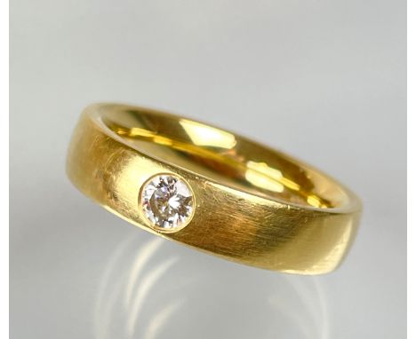 Massiver Ring 750 Gelbgold mit Brilliant. 13,38 Gramm Gesamtgewicht.Brillant von circa 0.25 ct/si2-P1/G-H. Ringgröße: 61. Ges