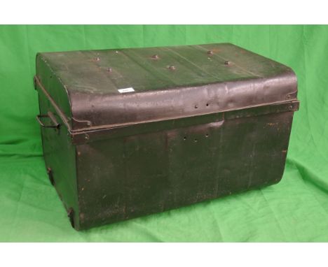 Metal travel trunk 