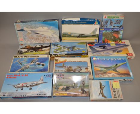 13 x 1:72 scale model aircraft kits, various manufacturers. Viewing recommended.