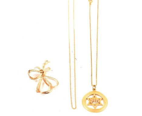 A Star of David pendant, bow brooch and 9 carat gold chain, a 9 carat yellow gold 25mm Star of David pendant, on a gold-plate