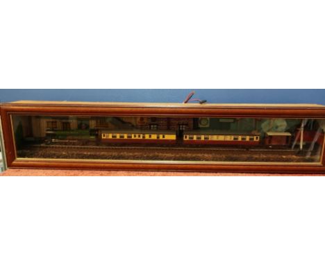 Wooden cased OO gauge scale display of Princess Elizabeth locomotive and carriages (91cm) 