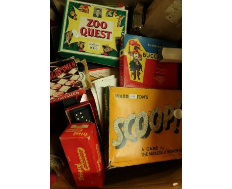 Box containing a various assorted vintage board games, puzzles, draughts, dominos, etc 