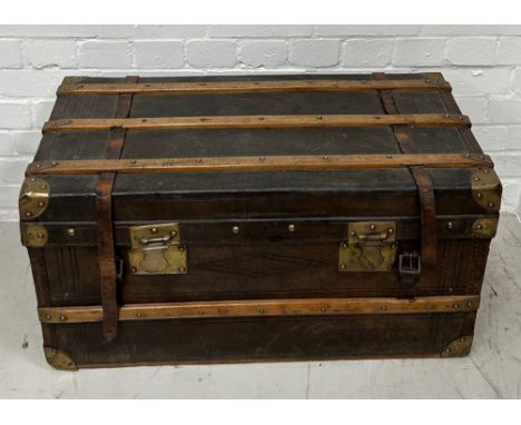 A LEATHER AND BRASS BOUND TRAVEL TRUNK, 80cm x 43cm x 41cm