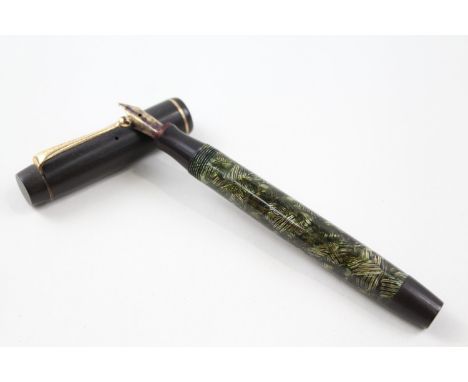 WRITING INSTRUMENT, A VINTAGE PARKER VICTORY GREEN LACQUER FOUNTAIN PEN WITH 14CT GOLD NIB,