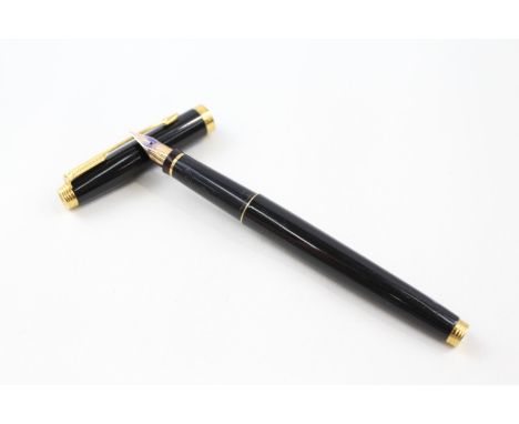 WRITING INSTRUMENT, A VINTAGE PARKER 75 BLACK LACQUER FOUNTAIN PEN WITH 14CT GOLD NIB,