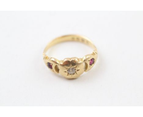 AN 18CT GOLD, DIAMOND AND RUBY THREE STONE RING WITH STARBURST MOTIF, Weight: 3.4gms