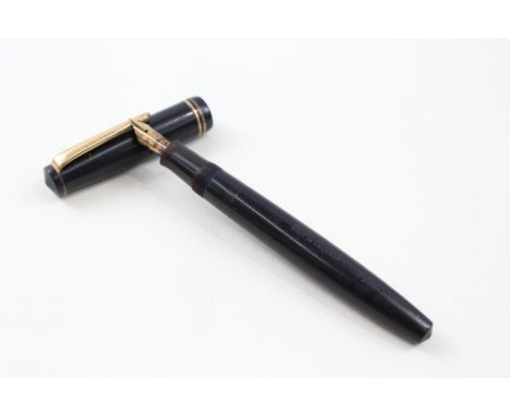 WRITING INSTRUMENTS, A VINTAGE PARKER VICTORY NAVY FOUNTAIN PEN WITH 14CT GOLD NIB,
