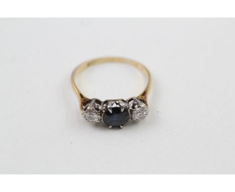 AN 18CT GOLD VINTAGE DIAMOND AND SAPPHIRE SET TRILOGY RING, Weight: 2.8gms