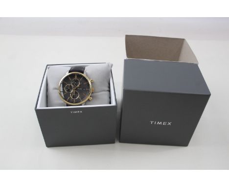 A GENTLEMAN'S TIMEX GOLD TONE CHRONOGRAPH WATCH, QUARTZ MOVEMENT, This watch is working.