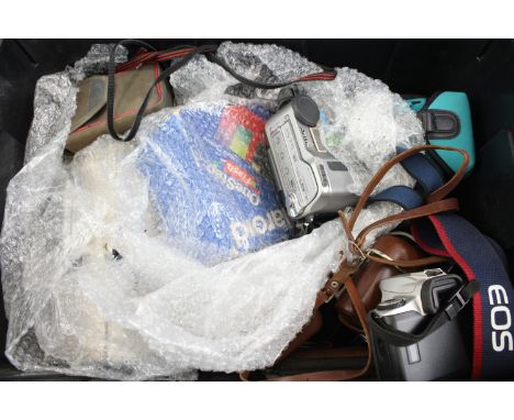 A COLLECTION OF VINTAGE CAMERAS INCLUDING SLRS, DSLRS, LENSES, DIGITAL COMPACTS, OPTICAL EQUIPMENT (QTY)