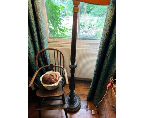 VARIOUS LIGHTING TO INCLUDE A WOODEN STANDARD LAMP, CASA PUPI WHITE CERAMIC LAMP, CHINESE BLUE GLAZED FOO DOG LAMP, TWO GILT 
