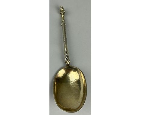 A 17TH CENTURY SILVER AND SILVER GILT SPOON, Weight: 63gms