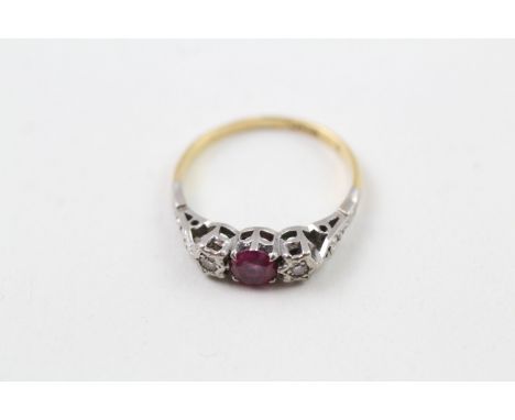 AN 18CT GOLD, PLATINUM AND RUBY THREE STONE RING, Weight: 2.1gms