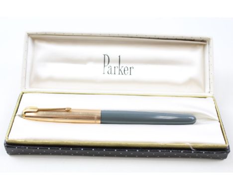 WRITING INSTRUMENT, A VINTAGE PARKER 51 GREY FOUNTAIN PEN WITH 14CT GOLD NIB, GOLD PLATED CAP,