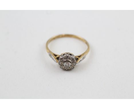 AN 18CT GOLD VINTAGE DIAMOND SET CLUSTER RING, Weight: 2.5gms