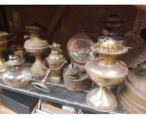 SHELF OF MISC BRASS &amp; COPPER OIL LAMPS