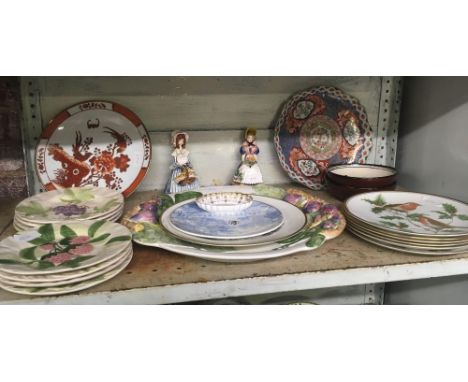 SHELF OF VARIOUS STYLE PLATES DECORATED WITH VARIOUS FRUIT, 6 COLLECTOR PLATES OF GARDEN BIRDS BY SPODE &amp; 2 LADY FIGURES