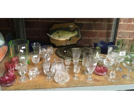 SHELF OF MIXED GLASSWARE, 2 GREEN VASES, BLUE BOWLS &amp; VARIOUS DRINKING GLASSES INCL; BABYCHAM, 2 BRASS TRAYS &amp; A BIG 