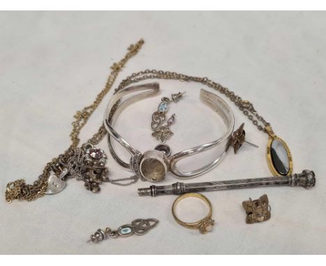 BAG OF MISC SILVER ITEMS INCL; A BANGLE &amp; CHAINS ETC