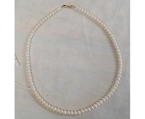 A PEARL NECKLACE WITH A 14ct GOLD CLASP