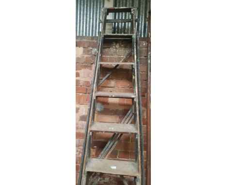 VINTAGE WOODEN STEP LADDER